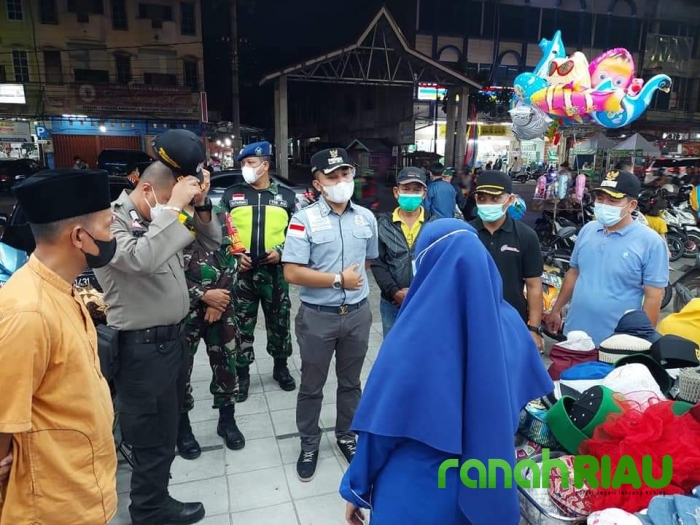Giat Camat Bukitraya bersama pejabat setempat dalam monitoring Prokes di Tangkerang Selatan